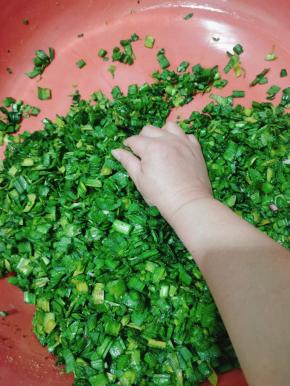 用手抓拌均匀！