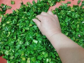 用手抓拌均匀！