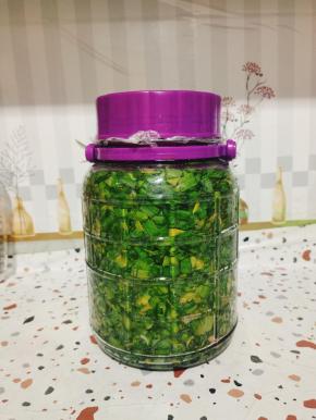 用保鲜膜封起来！盖上盖子，半个月以后，腌蒜苗就可以吃了！