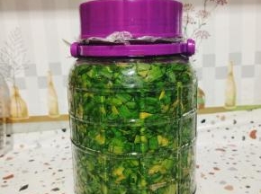 用保鲜膜封起来！盖上盖子，半个月以后，腌蒜苗就可以吃了！