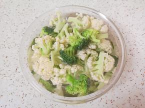 西兰花和有机菜花切成小朵，用淡盐水浸泡10分钟左右清洗干净。