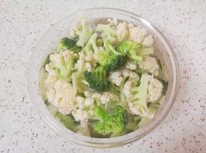西兰花和有机菜花切成小朵，用淡盐水浸泡10分钟左右清洗干净。