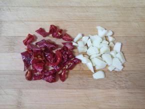 大蒜切碎，准备好辣椒段。