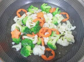 关火以后下入胡萝卜烫一下。