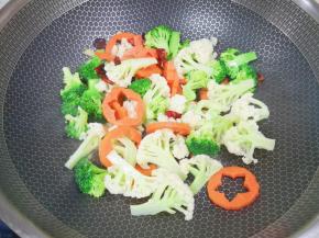 下入焯过水的蔬菜翻炒均匀。