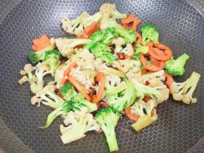 倒入轻盐酱油调味，翻炒入味即可。