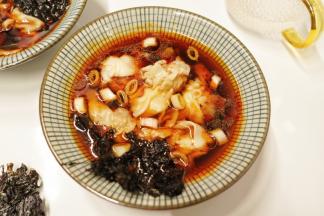 把煮好的馄饨捞出放入面碗里，倒入适量开水，撒上葱花，把紫菜撕碎放入馄饨汤里即可