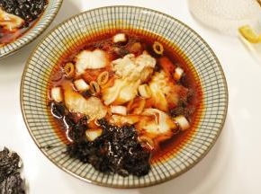 把煮好的馄饨捞出放入面碗里，倒入适量开水，撒上葱花，把紫菜撕碎放入馄饨汤里即可