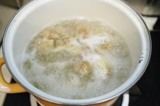 锅里烧开水放入做好的大馄饨煮，煮至馄饨浮起即可捞出