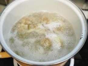 锅里烧开水放入做好的大馄饨煮，煮至馄饨浮起即可捞出