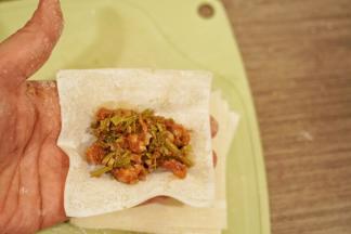 勺一大勺馅料放入馄饨皮中
