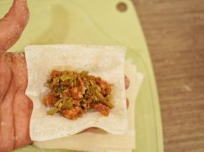 勺一大勺馅料放入馄饨皮中
