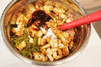 料理盆里勺入生抽、蚝油、料酒、10克盐、芝麻香油和植物油，搅拌均匀