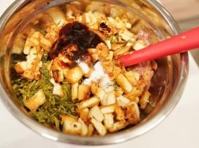 料理盆里勺入生抽、蚝油、料酒、10克盐、芝麻香油和植物油，搅拌均匀