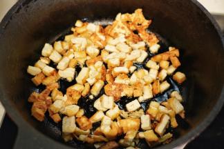 锅里热油后放入切成5*2厘米的豆腐煎至表面金黄后捞出备用