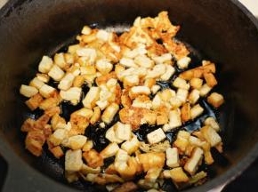 锅里热油后放入切成5*2厘米的豆腐煎至表面金黄后捞出备用