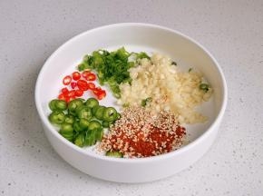 蒜末+辣椒粉+芝麻+葱花+青红椒段。