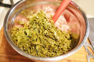 把焯烫好的香椿切碎放入料理盆里，把煎好的豆干也放入料理盆里