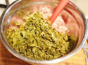 把焯烫好的香椿切碎放入料理盆里，把煎好的豆干也放入料理盆里