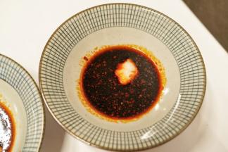 煮馄饨期间取三面碗，分别勺入5克猪油、30毫升香醋、15克生抽、老抽、蚝油、油泼辣子和2克白砂糖