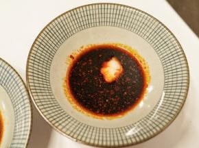 煮馄饨期间取三面碗，分别勺入5克猪油、30毫升香醋、15克生抽、老抽、蚝油、油泼辣子和2克白砂糖