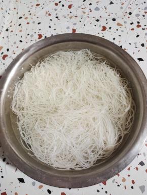 米粉提前用温水泡发好！