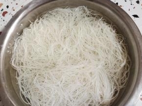 米粉提前用温水泡发好！