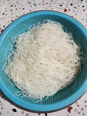 捞出控干水分备用！