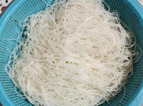 捞出控干水分备用！
