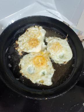 用平底锅把鸡蛋煎至两面金黄！撒少许盐调个底味！