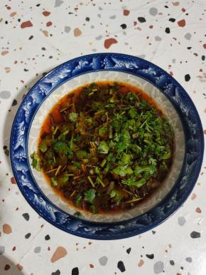 碗中放入一大勺蒜汁儿，一大勺生抽，一大勺香醋，一勺麻辣鲜，一勺鸡精，一勺猪油，一勺重庆小面酱，适量的香菜，再倒入适量的开水搅拌均匀调成汤汁儿！