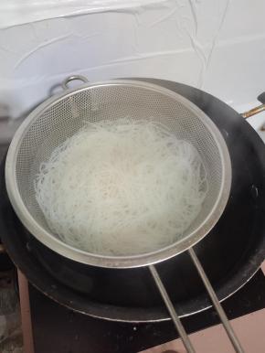 水开，放入泡发好的米粉煮一分钟！
