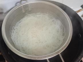 水开，放入泡发好的米粉煮一分钟！