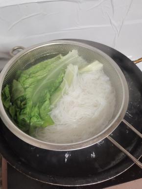 放入生菜稍微烫一下即可！