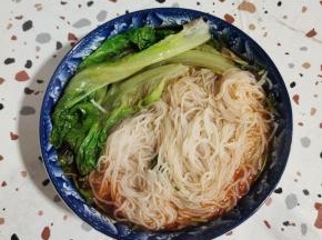 把烫好的米粉和生菜放进碗里！