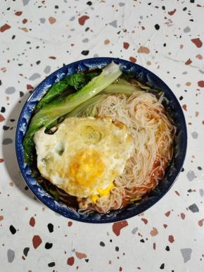 放入煎好的荷包蛋！