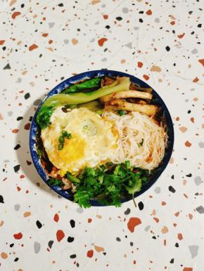 再放入适量的香菜，葱花和蒜杆泡菜即可食用！