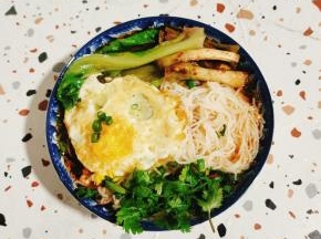 再放入适量的香菜，葱花和蒜杆泡菜即可食用！