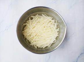 土豆去皮擦丝泡水，