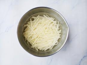 土豆去皮擦丝泡水，