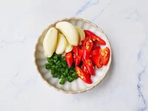 葱切末，大蒜切片，小米椒切断。