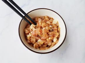 瘦肉切碎，加1勺生抽，一勺料酒，一勺橄榄油抓匀腌制10分钟。