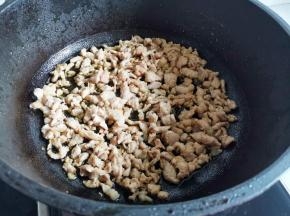 锅中热油，放瘦肉炒至变色捞出。