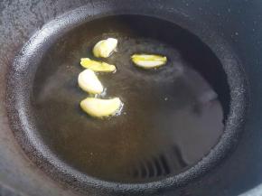 另起锅热油放大蒜爆香，