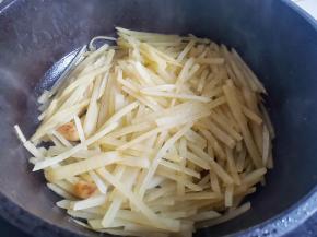 放土豆丝炒熟，