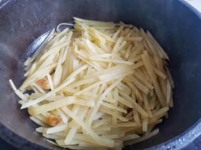 放土豆丝炒熟，