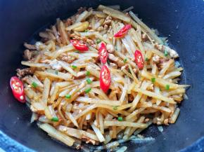 加入小米椒、葱花即可。