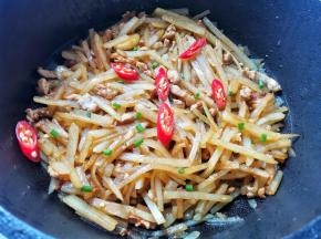 加入小米椒、葱花即可。