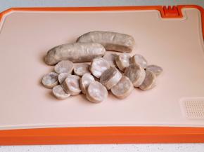 烤肠两根切花刀，两根切片。