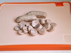 烤肠两根切花刀，两根切片。